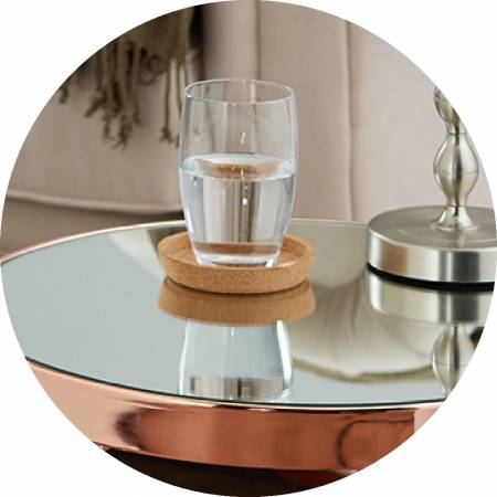 Utěsněte kovový rám a spáru skleněné desky stolu.